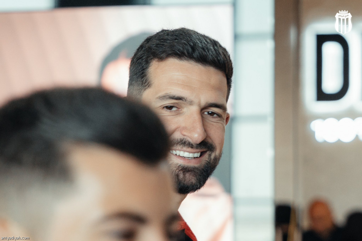 الرياض يغادر