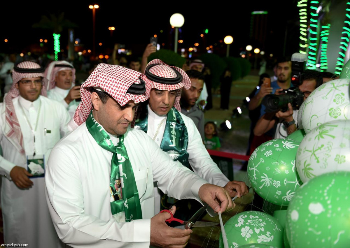 الشباب يكتسي الأخضر