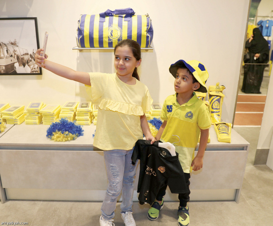 بعد الحزم..
200 ألف تنعش متجر النصر