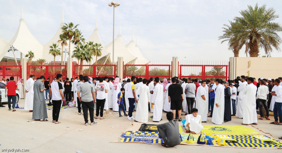 متجر النصر..
سباق على التذاكر والقمصان