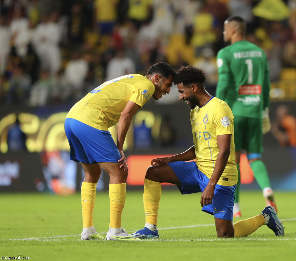 رونالدو ينذر الهلال بثنائية في الأخدود