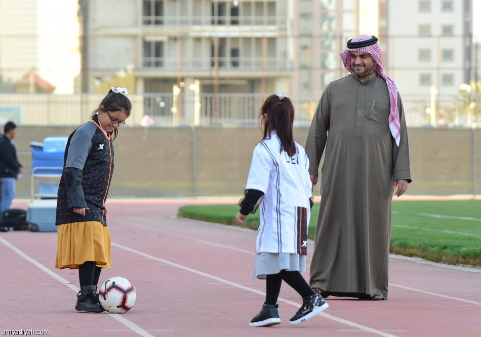 البلطان يحتفي بالعائلة الشبابية.. ويدرجهم بمكافآت الفريق