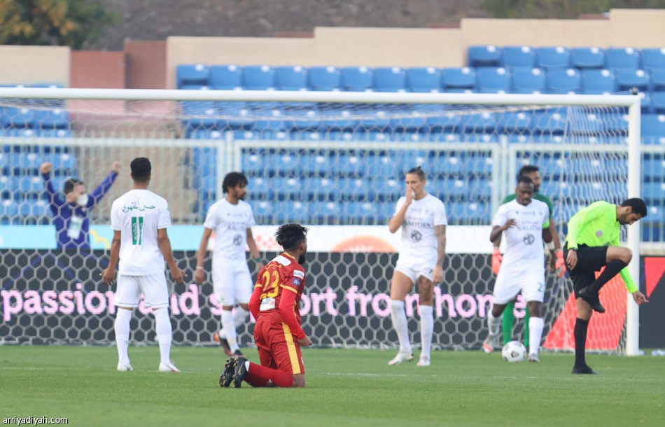 ضمك يهزم الأهلي.. ويرسل النصر إلى الأخير