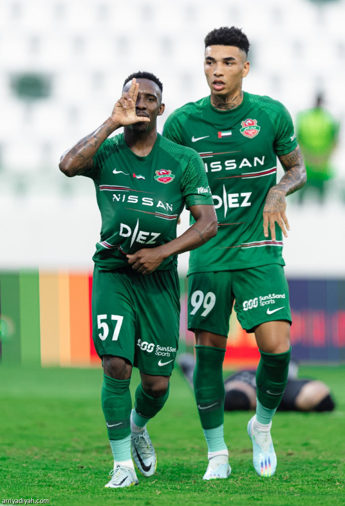 شباب الأهلي يقتنص صدارة الدوري الإماراتي
