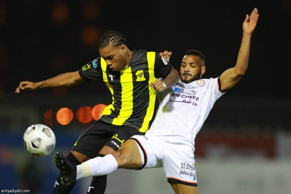 الشباب والاتحاد يعطلان بعضهما بالتعادل