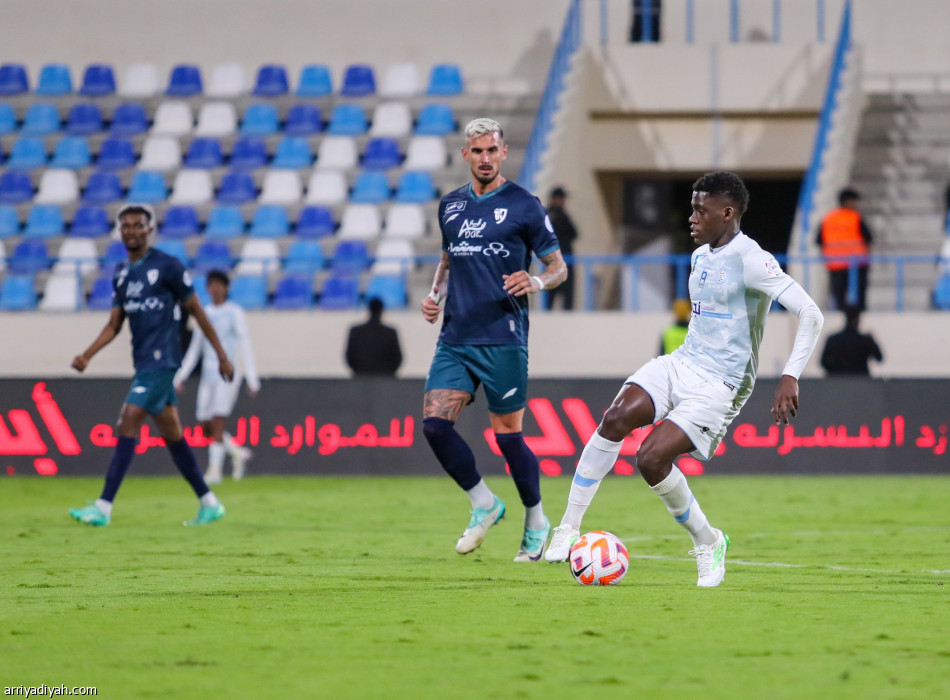 الأخدود يستعيد التوازن بنقاط الطائي