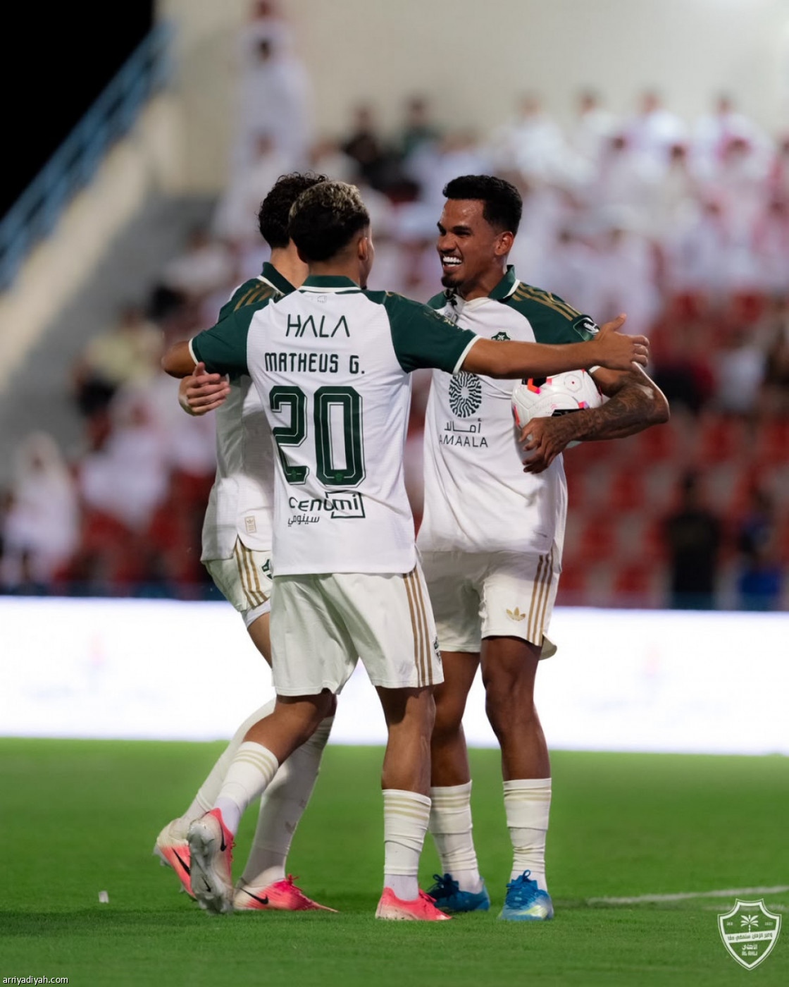 الأهلي يتخطى الأنوار