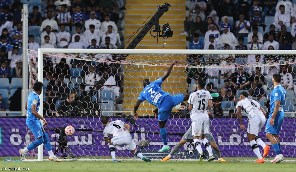 الهلال  يسترد الصدارة بثنائية الشباب