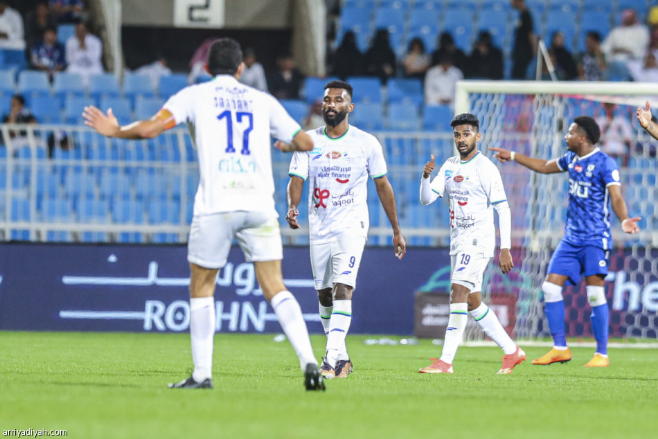 الهلال يترنح.. ويسقط أمام الفتح