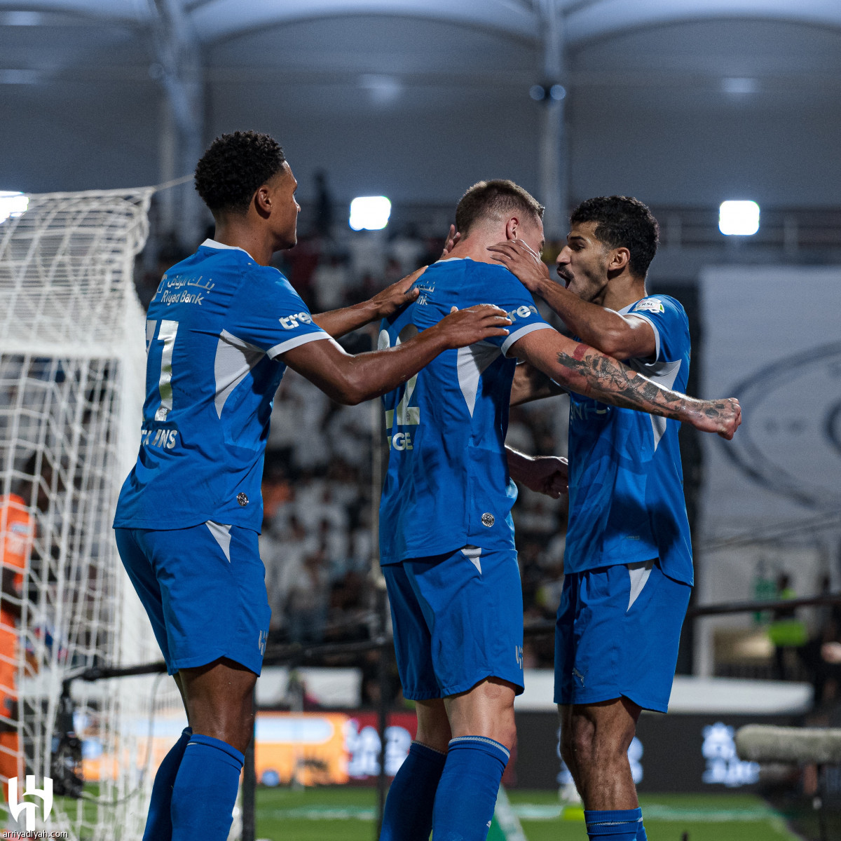 الهلال يحلّق
