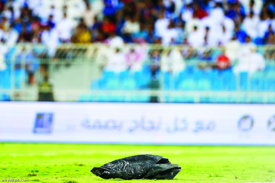 التونسي فاروق بن مصطفى حارس فريق الشباب الأول لكرة القدم