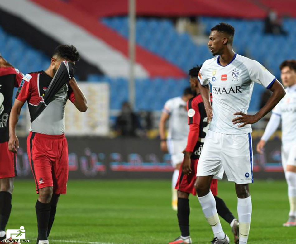 قطار الهلال يعبر الرائد برأسية قاتلة