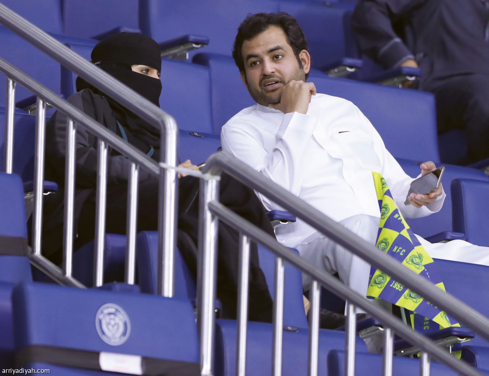 أعداد قليلة من جماهير النصر تدعم وتشجع