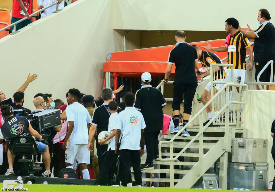 اشتباكات بين لاعبي الاتحاد والاتفاق