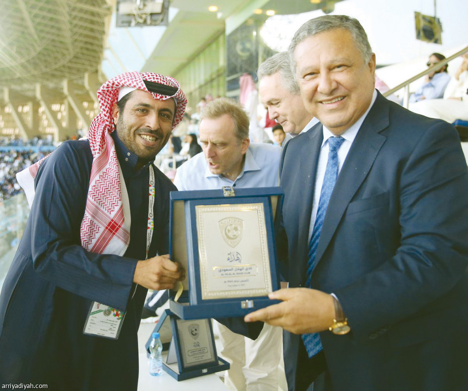 الهلال
يكرم السفراء الـ 6