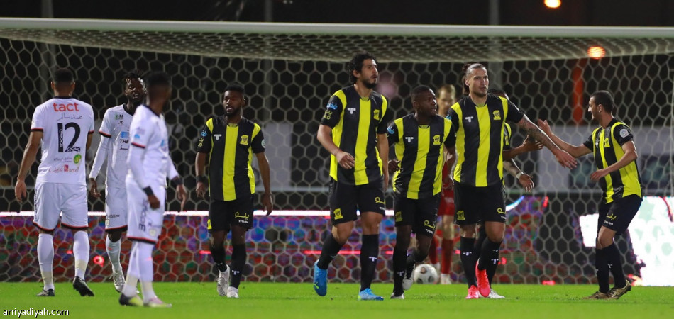 الشباب والاتحاد يعطلان بعضهما بالتعادل