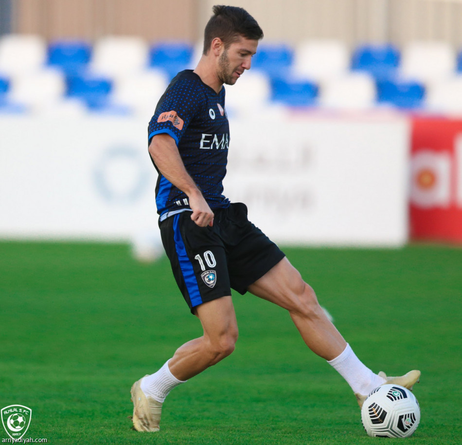 الهلال.. الدوليون يشاركون.. والشهراني يلامس الكرة