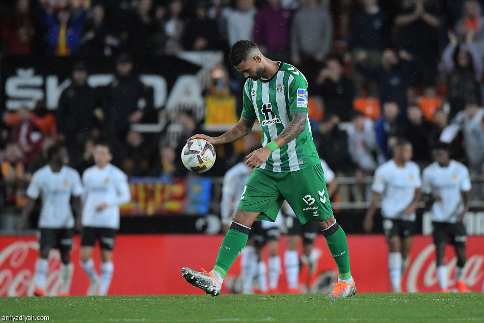 فالنسيا يعود إلى الانتصارات بثلاثية بيتيس