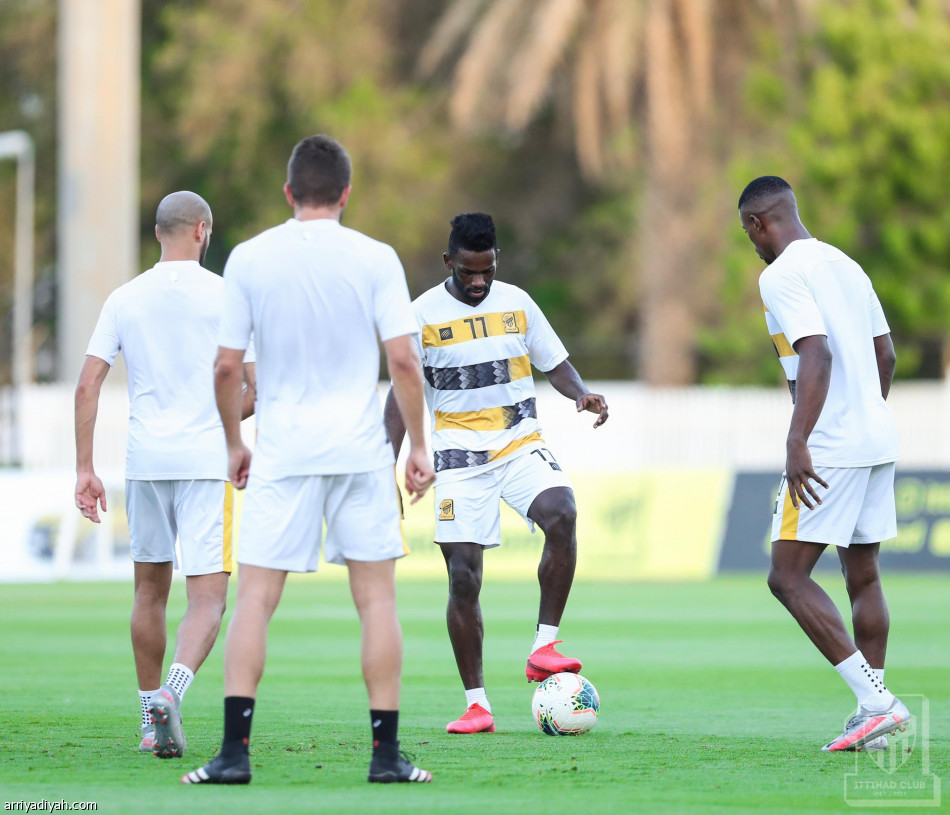 رئيس رابطة الاتحاد يلتقي اللاعبين