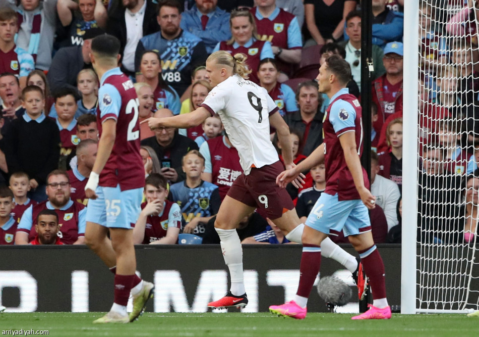 سيتي يستهل حملة اللقب بثلاثية بيرنلي