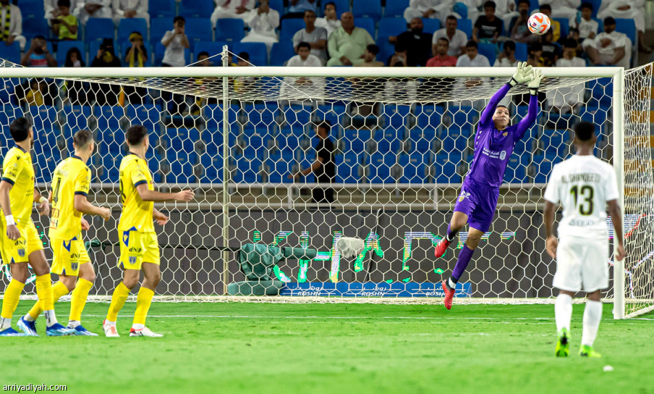 بنزيما 
يكرر واقعة الصحفي