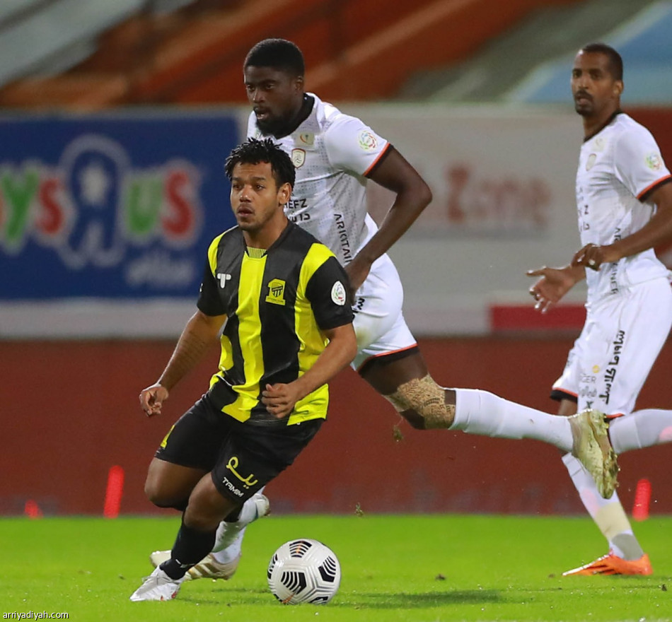 الشباب والاتحاد يعطلان بعضهما بالتعادل