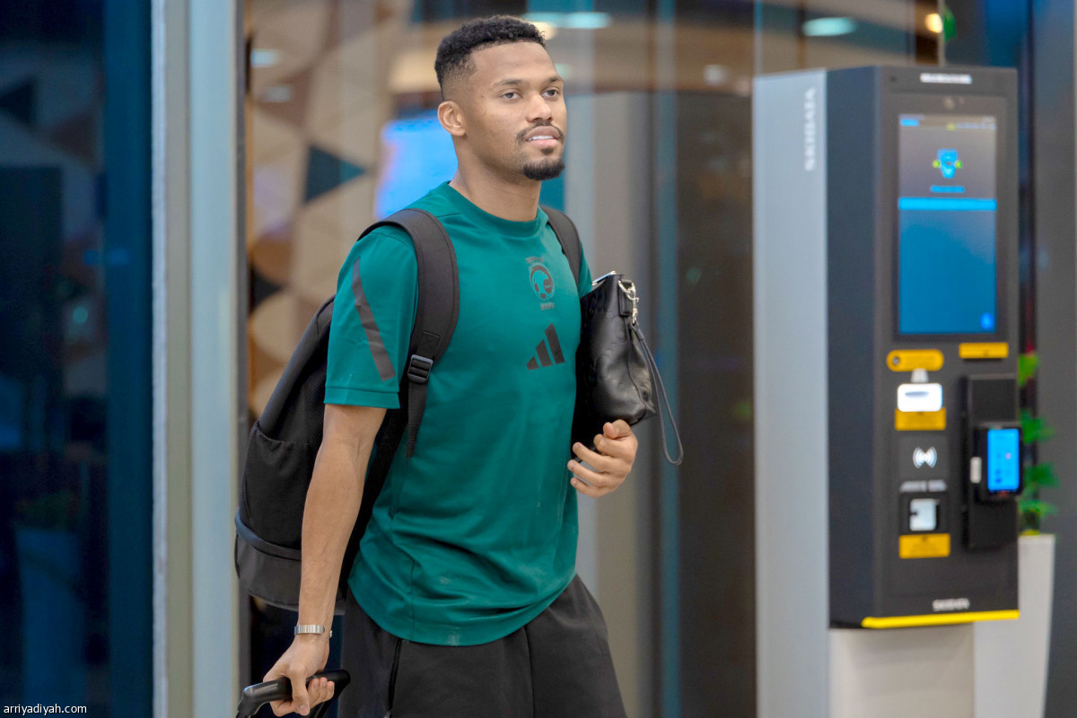 «الصقور» تطير