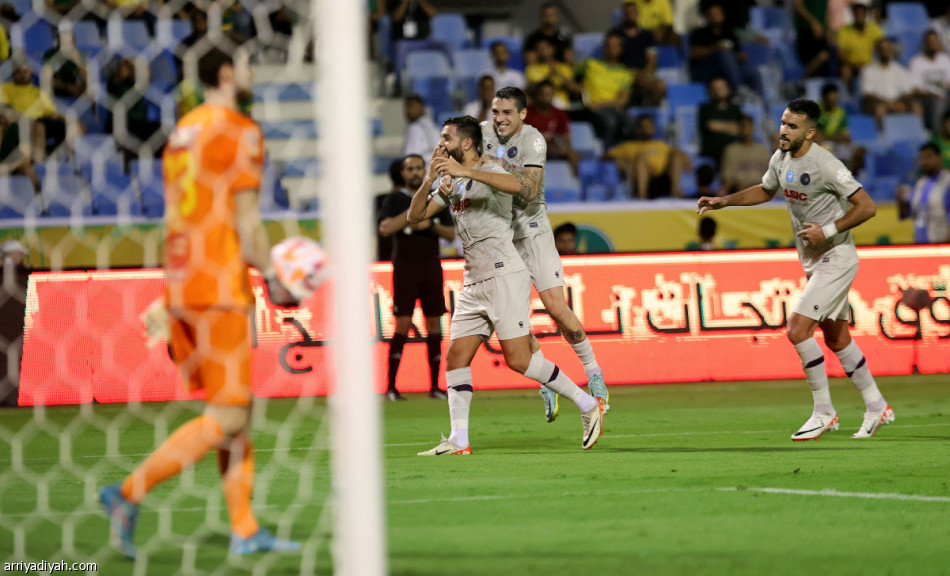 بثنائية الخليج.. ضمك يخطف الانتصار الأول