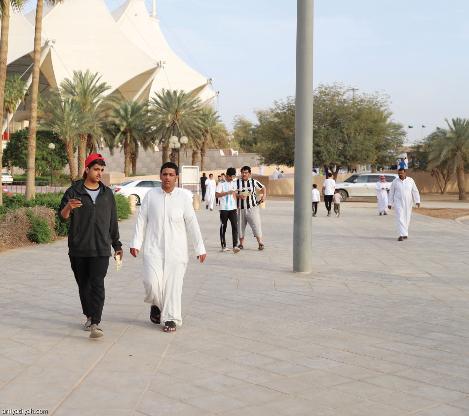 متجر النصر..
سباق على التذاكر والقمصان