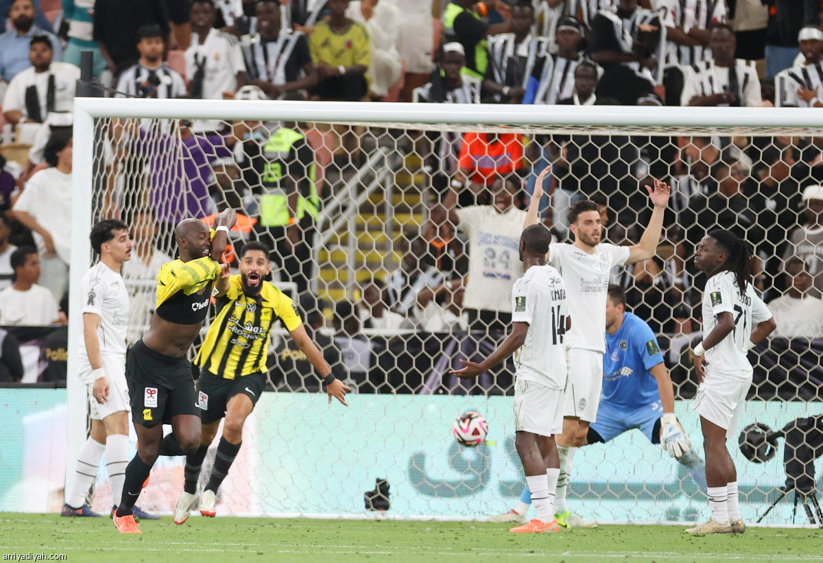 احتفال عاصف