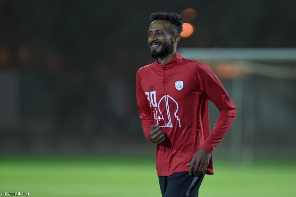 الشباب يدشن تدريباته بعد التوقف