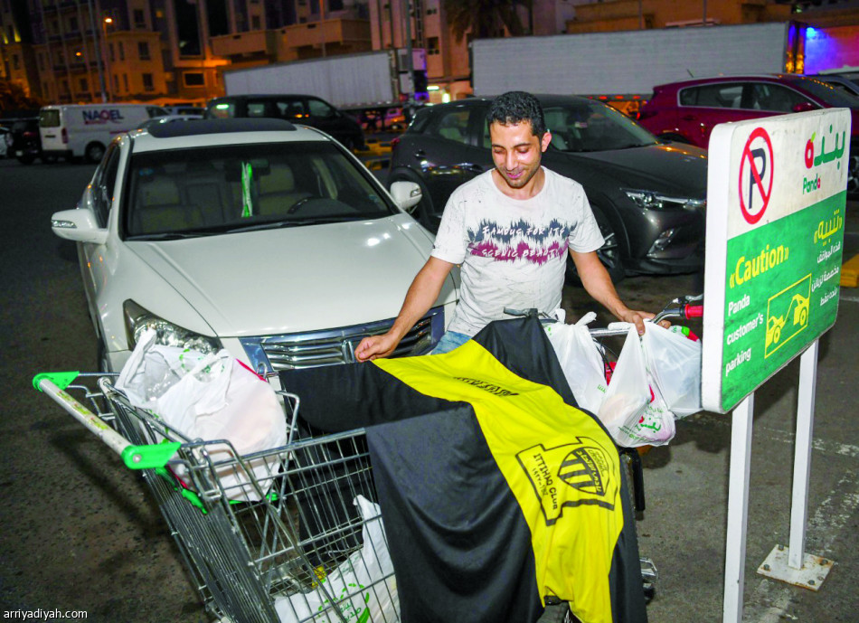 موظفون ومتسوقون في أحد الأفران والمطاعم الشعبية والمراكز التجارية يعيشون أجواء المباراة مبكراً