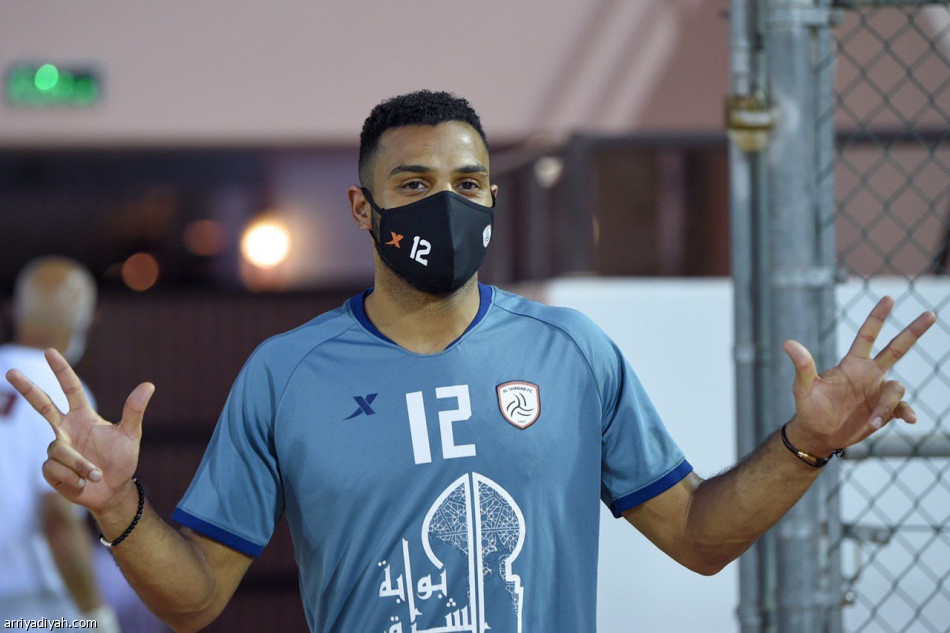 الشباب يدشن تدريباته بعد التوقف