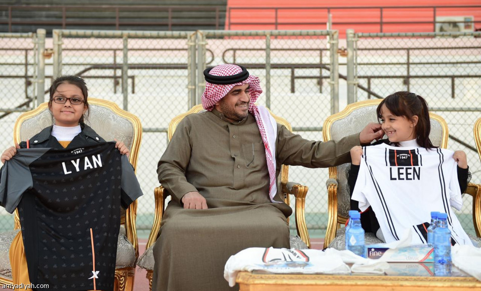 البلطان يحتفي بالعائلة الشبابية.. ويدرجهم بمكافآت الفريق