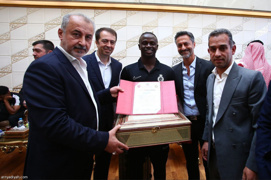 الإيرانيون يستقبلون رونالدو وماني  بـ«السجاد الفاخر»