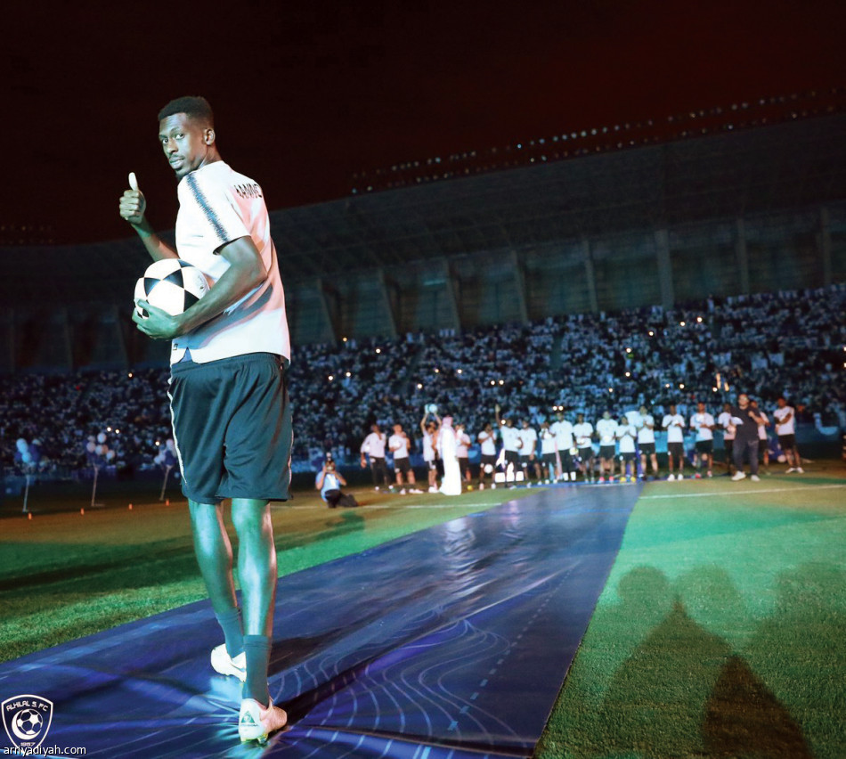 19 ألفا 
يستقبلون الهلاليين الجدد