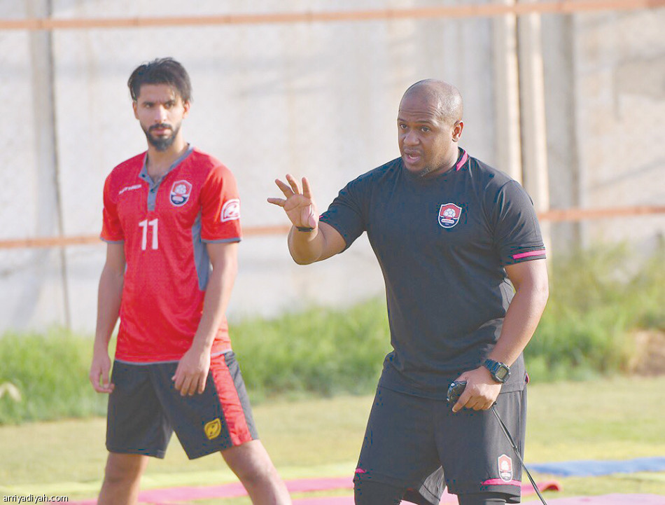 الرائد 
يركز على السرعة