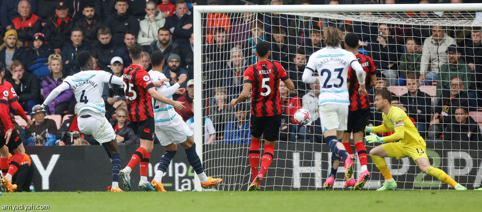 ثلاثية بورنموث تمنح لامبارد انتصاره الأول