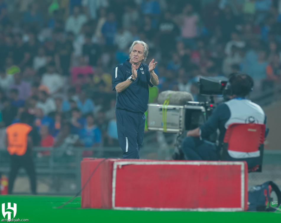 الهلال يهزم مومباي بثنائية ويعزز الصدارة