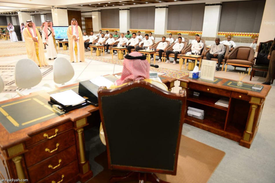 أمير منطقة عسير يستقبل «الأخضر الشاب»