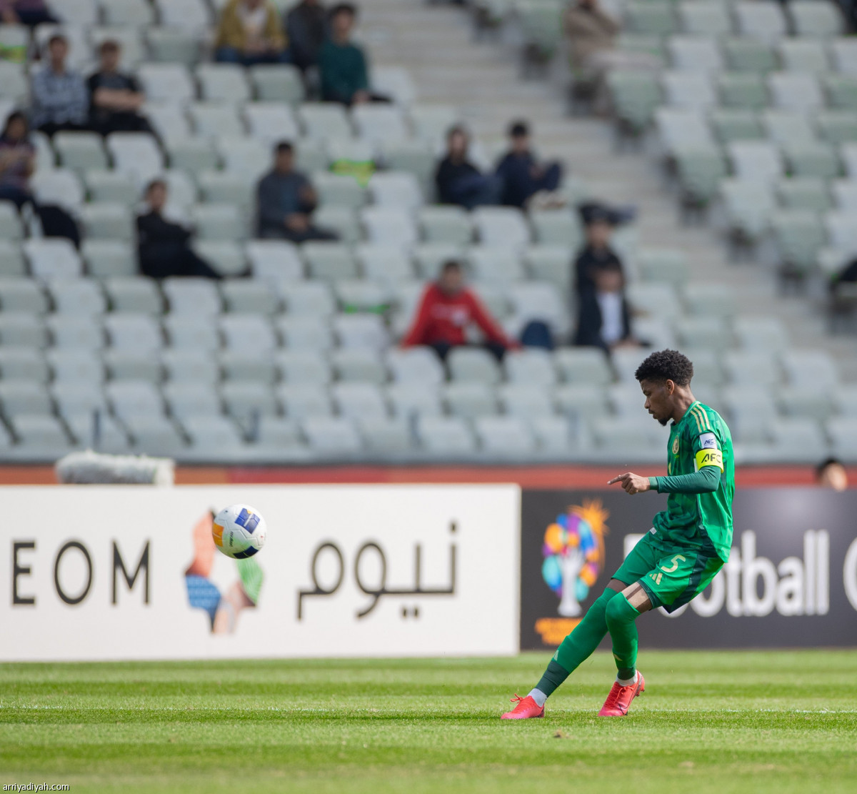 الأخضر يعبر