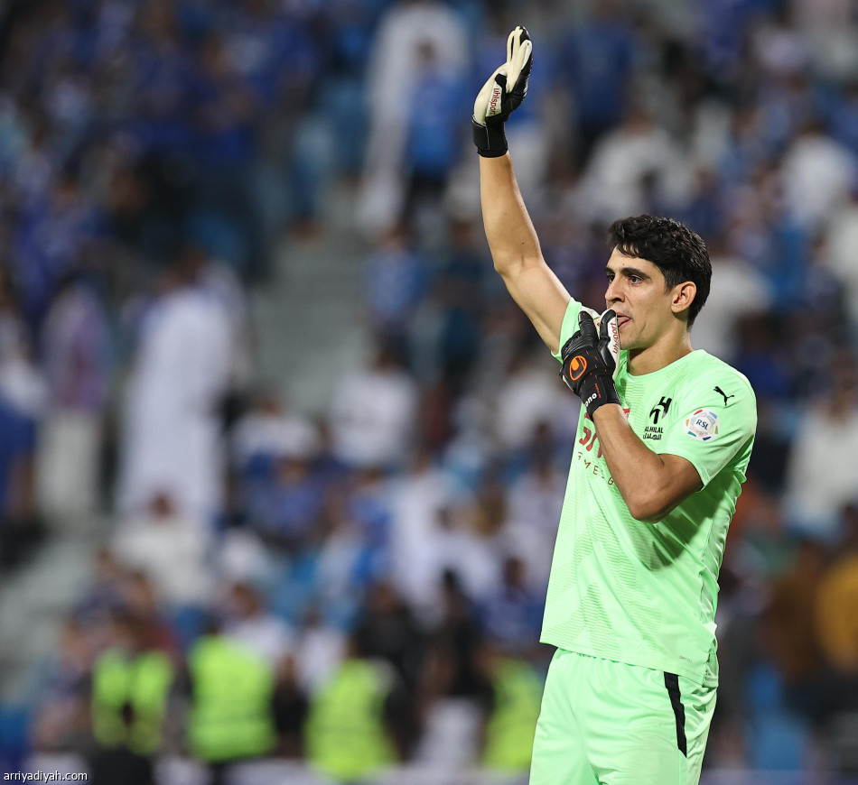 الهلال  يسترد الصدارة بثنائية الشباب