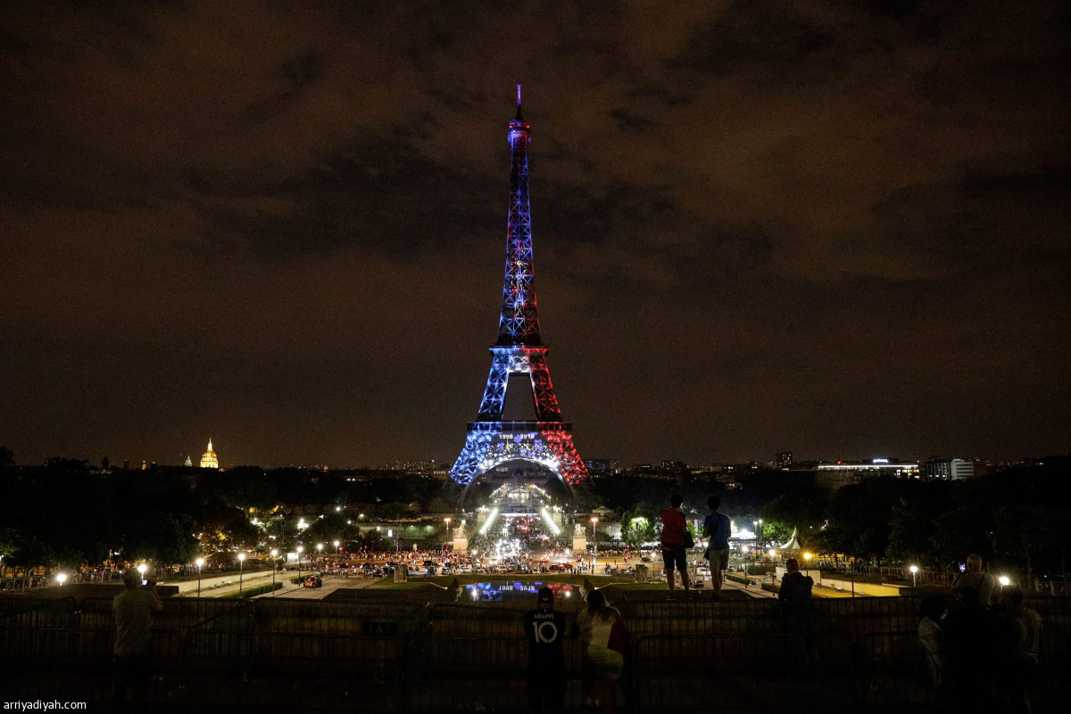 إيفل يحتفي بأبطال المونديال