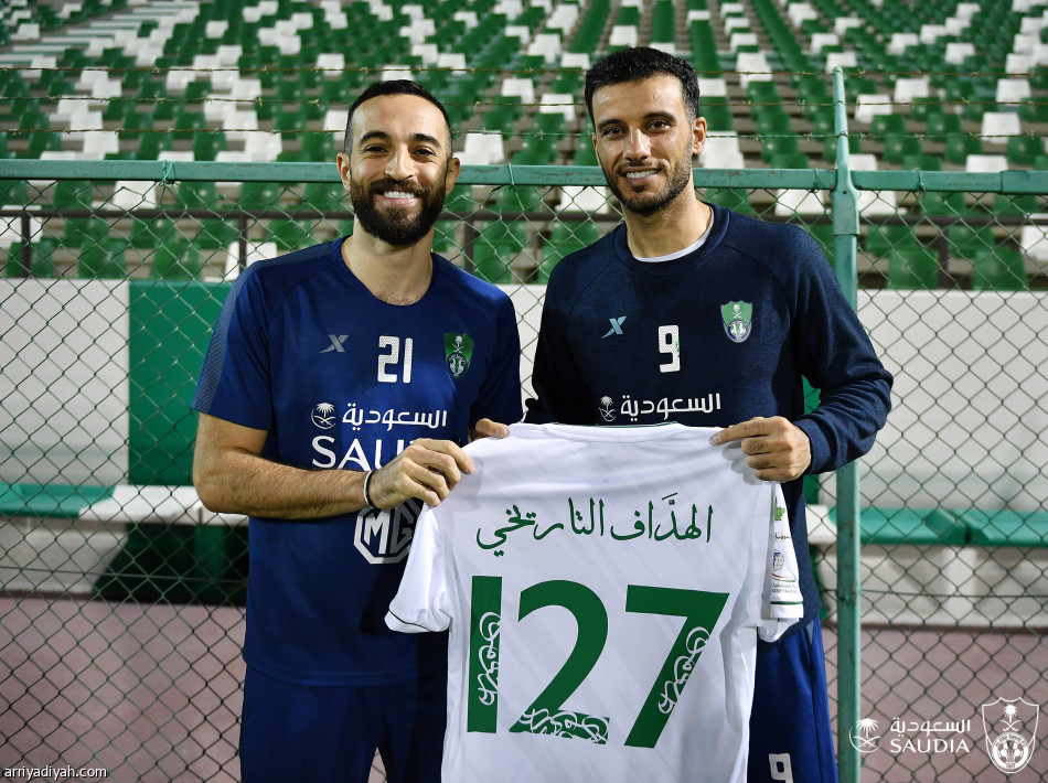 الأهلي يحتفي بـ«التاريخي»