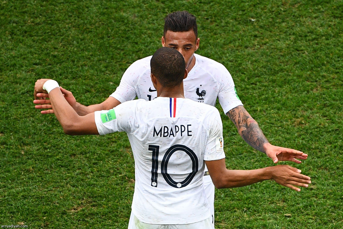 «الديوك».. أول الواصلين