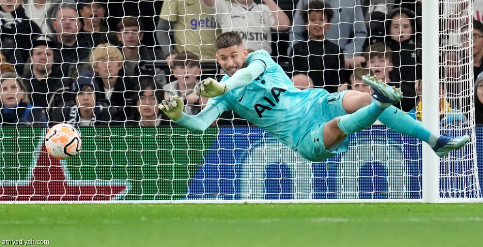 توتنهام يستعيد الصدارة بثنائية فولهام