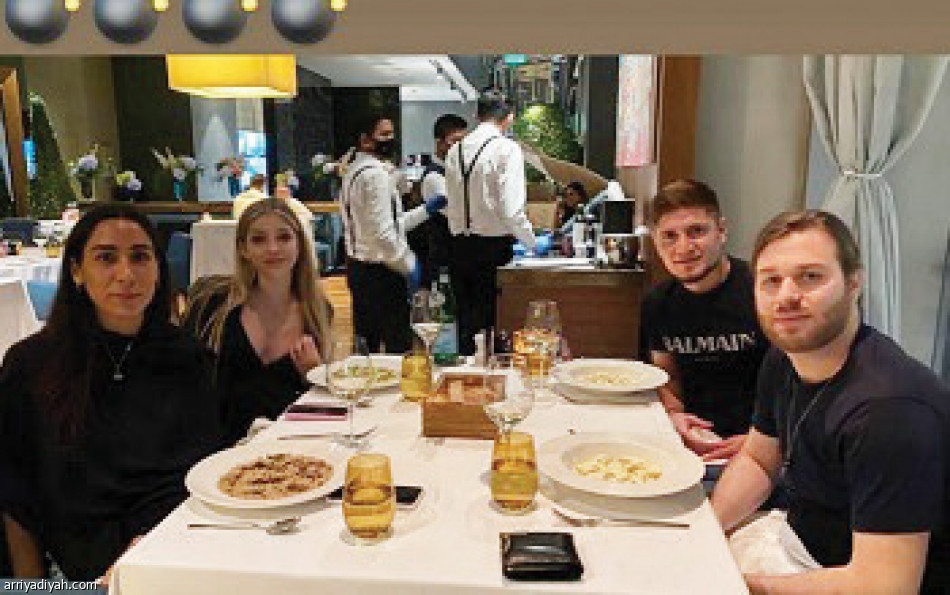 إنستجرام 
يوثق إجازات الأجانب