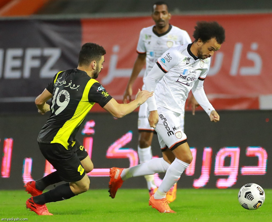 الشباب والاتحاد يعطلان بعضهما بالتعادل