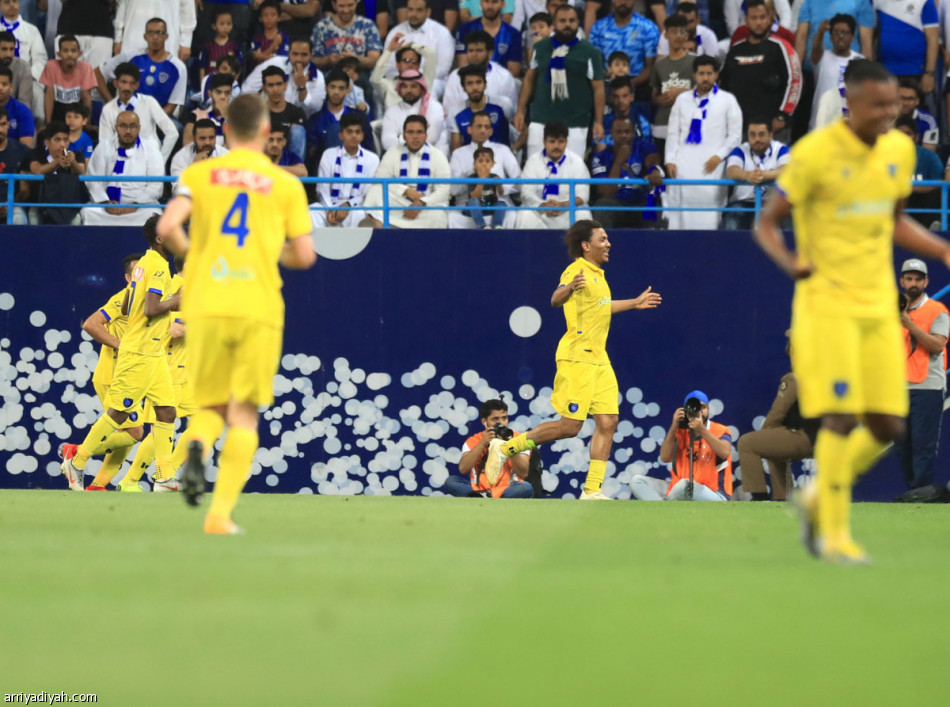 التعاون يضرب الهلال «دوري وكأس».. ويهدي الصدارة للنصر
