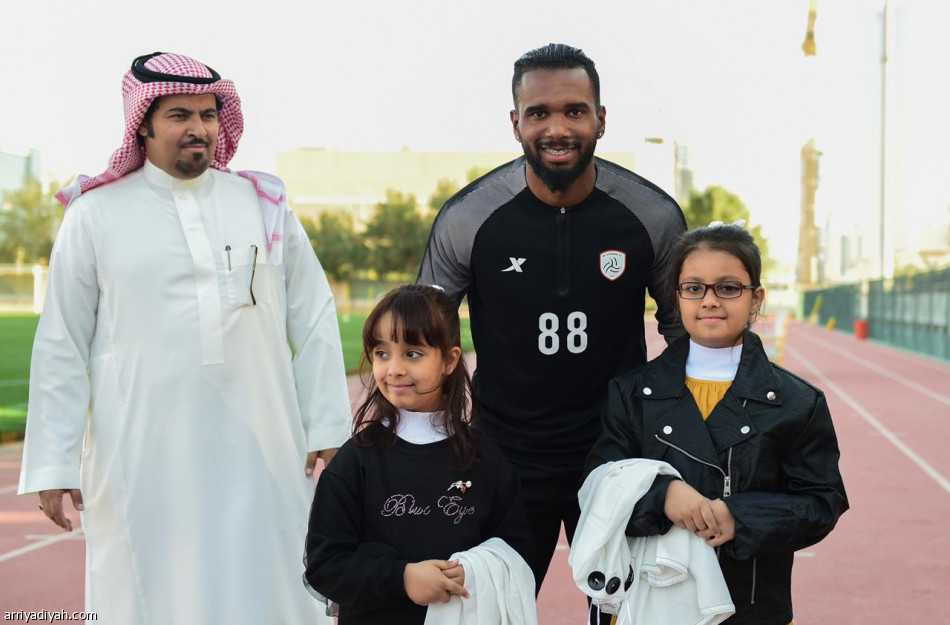 البلطان يحتفي بالعائلة الشبابية.. ويدرجهم بمكافآت الفريق